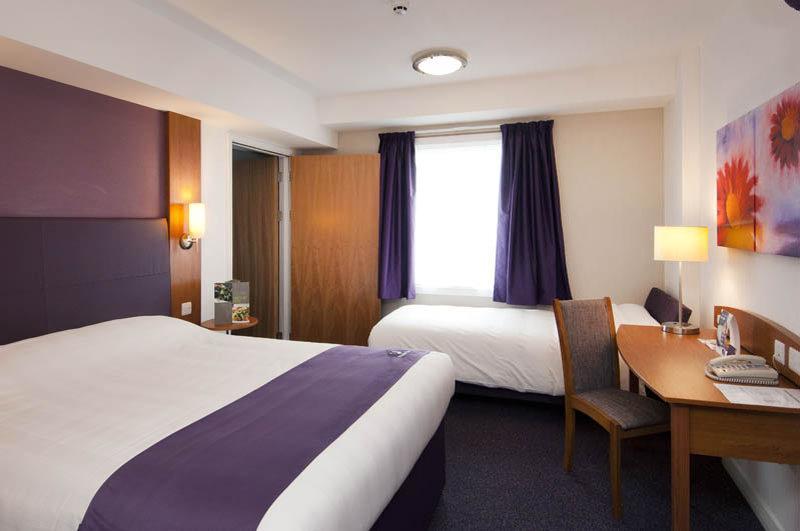 Premier Inn Frome Buitenkant foto